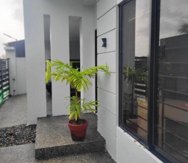 Mandurriao Casa | US 1975 monthly for furnished HOUSE and brand new CAR in Exclusive Neighborhood
