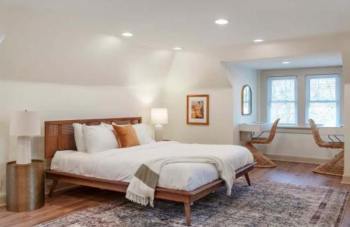 Clintonville Apartamento | Close to OSU Rooftop Patio Grill & Outdoor TV
