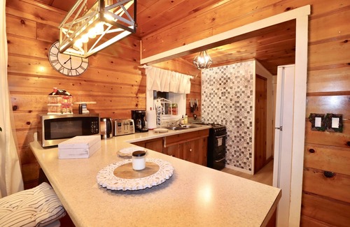 Arrowbear Lake Cabina | Cheerful 2-bedroom cabin with indoor fireplace