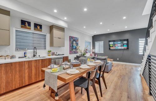 Sherman Oaks Casa | Luxe Townhome Newly-Built