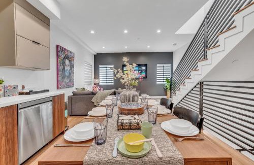 Sherman Oaks Casa | Luxe Townhome Newly-Built