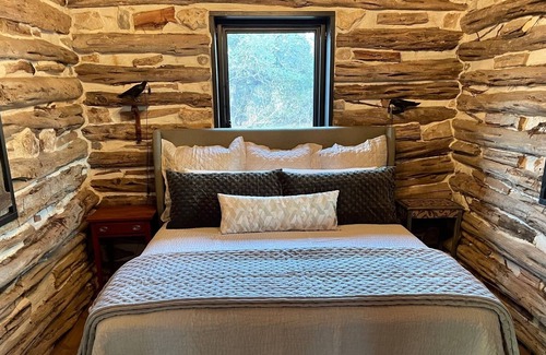 Kendall County Cabina | 1846 Secluded, Restored Cabin on 40 acres with Modern Finishes