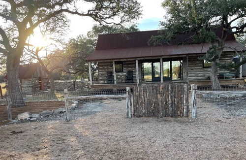 Kendall County Cabina | 1846 Secluded, Restored Cabin on 40 acres with Modern Finishes