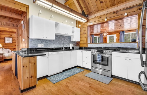 Bethel Cabina | Sunday River Lakefront Grand Cabin, Sleeps 20, Hot tub, fire pit, pets welcome
