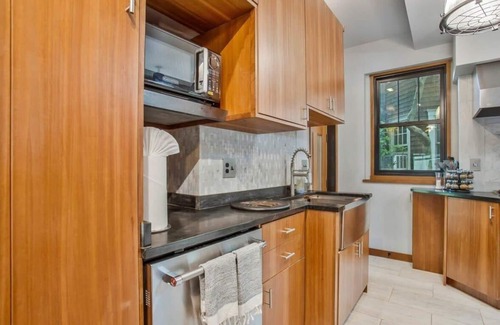 Murray Hill Casa | USNA Getaway: Heated Pool, Hot Tub, Indoor Grill!