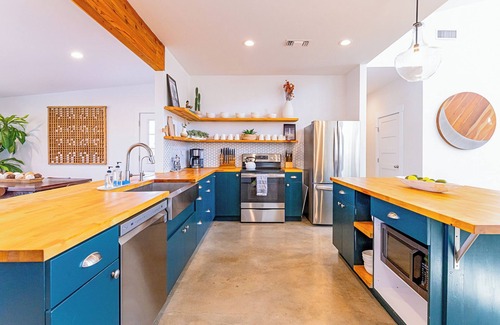Dripping Springs Casa | UT Football Fave - Sleeps 18, Pool, Hot Tub