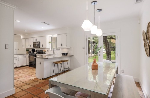 Austin Casa | UT Football Fave - Fire Pit, Hot Tub, Pool, Patios