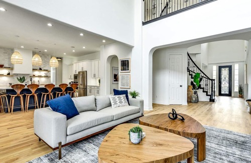 Hudson Bend Casa | UT Football Fave - Pool, Hot Tub, Fire Pit