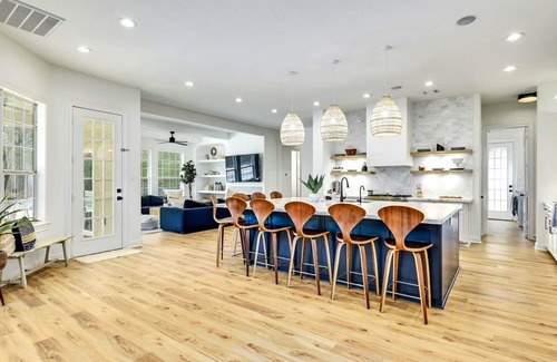 Hudson Bend Casa | UT Football Fave - Pool, Hot Tub, Fire Pit