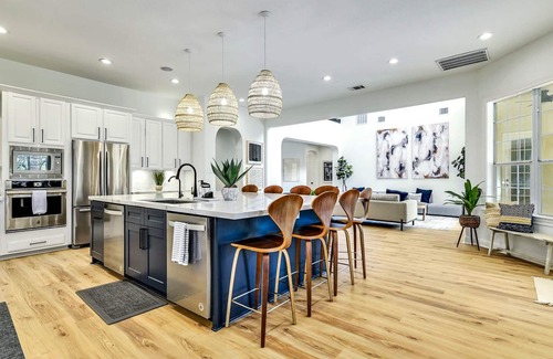 Hudson Bend Casa | UT Football Fave - Pool, Hot Tub, Fire Pit