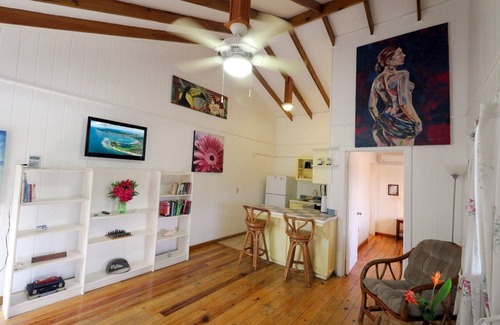 Isla de Utila Apartamento | Utila's The Gardens ~ Top Floor Upscale Apartments