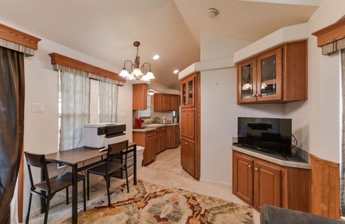 Utopia Cabina | Utopia River Retreat is a secluded paradise nestled along the Sabinal River in the Texas Hill Country.