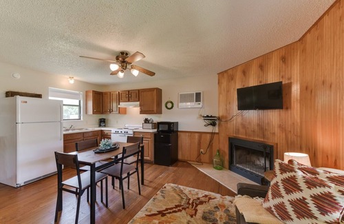 Utopia Cabina | Utopia River Retreat is a secluded paradise nestled along the Sabinal River in the Texas Hill Country.