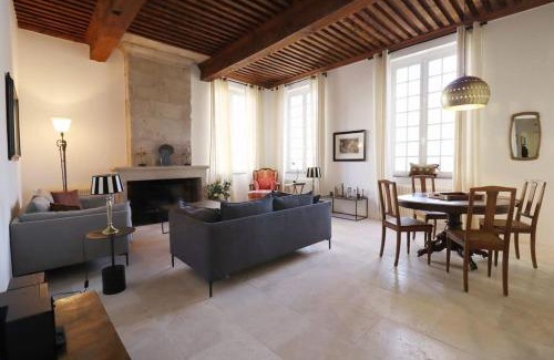 Uzes Apartamento | Uzès Place aux Herbes Elégance Renaissance