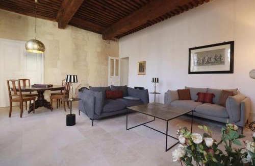 Uzes Apartamento | Uzès Place aux Herbes Elégance Renaissance