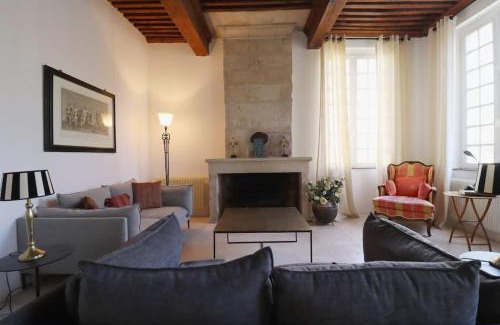 Uzes Apartamento | Uzès Place aux Herbes Elégance Renaissance
