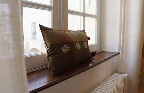 Uzes Apartamento | Uzès Place aux Herbes Elégance Renaissance