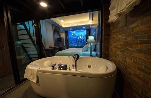 Chom Phon Hotel | V20boutique Jacuzzi Hotel
