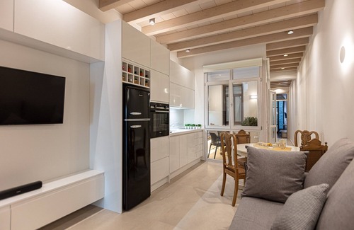 Atsipópoulon Apartamento | V77 Seafront Lydia Suite Modernly furnished family suite with sea view