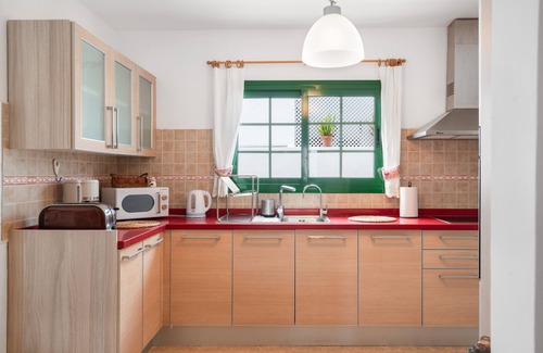 Los Cocoteros Casa | Casa de vacaciones 'La Casa De Maika' con terraza privada, jardín privado y Wi-Fi