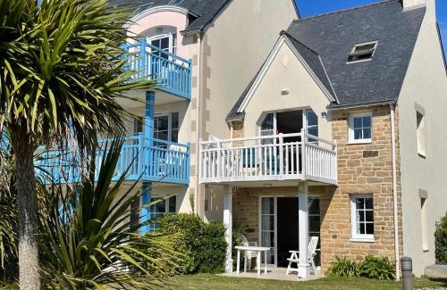Guilvinec Apartamento | VACANCES A L OCEAN - GRAND T4 VUE MER GRAND BALCON tout confort - WIFI ET PARKING GRATUITS - MER PLAGE PISCINE à environ 25 m - Centre ville, tous commerces, marché, et port à 10 minutes à pied en longeant la mer