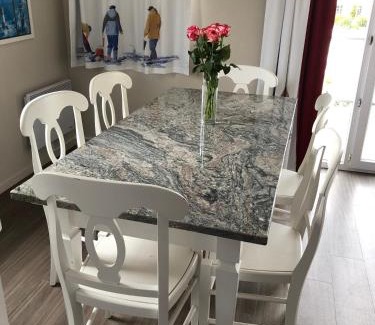 Guilvinec Apartamento | VACANCES A L OCEAN - GRAND T4 VUE MER GRAND BALCON tout confort - WIFI ET PARKING GRATUITS - MER PLAGE PISCINE à environ 25 m - Centre ville, tous commerces, marché, et port à 10 minutes à pied en longeant la mer