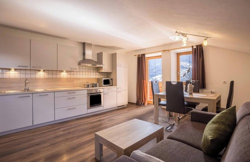Valle Aurina Apartamento | Apartamento de vacaciones "Golserhof Sonne" en el valle de Ahrntal con vistas a la montaña