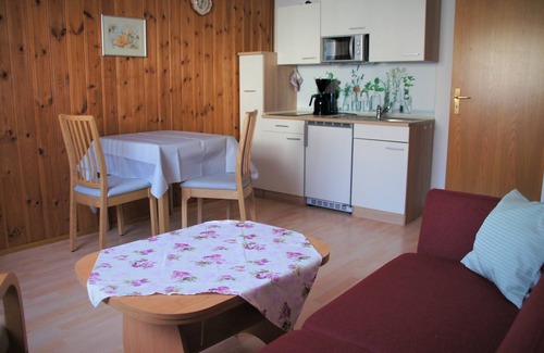 Bad Muenster am Stein-Ebernburg Apartamento | Vacation apartment in the flower garden