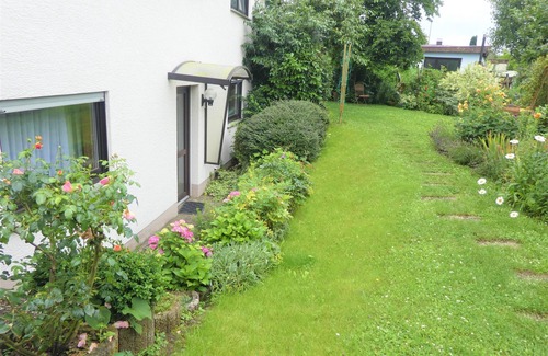 Bad Muenster am Stein-Ebernburg Apartamento | Vacation apartment in the flower garden