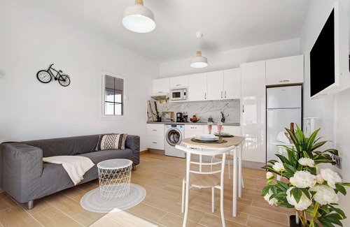 Tarajalejo Apartamento | Apartamento de vacaciones 'El Naranjo Con Jacuzzi' con terraza privada, jardín privado y Wi-Fi