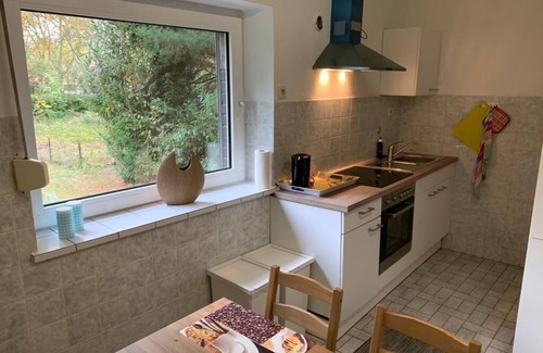 Oberhausen Apartamento | Apartamento / instalador recientemente renovado en la planta baja con terraza en una ubicación central
