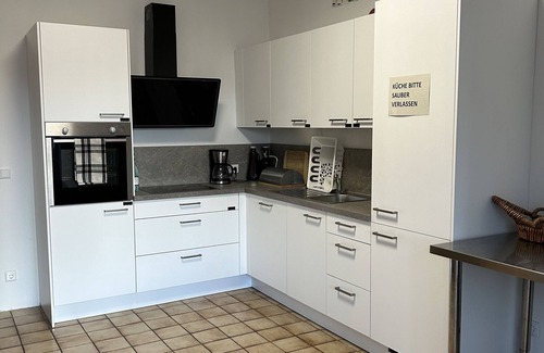 Dormagen Apartamento | Apartamento de vacaciones 'Minas Ferienwohnung' con terraza privada, balcón y WLAN