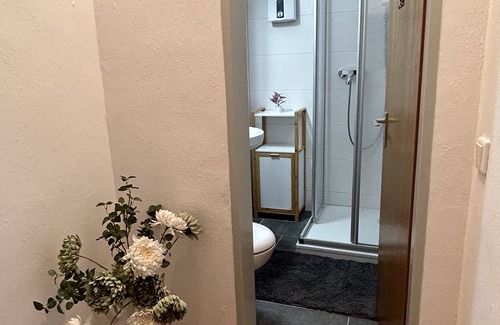 Dormagen Apartamento | Apartamento de vacaciones 'Minas Ferienwohnung' con terraza privada, balcón y WLAN