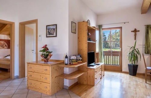Cornedo All'isarco Apartamento | Apartamento de vacaciones "Tschigghof" con vistas a la montaña, Wi-Fi y jardín