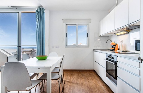 Melenara Apartamento | Apartamento de vacaciones 'Vista Playa Y Mar - Sea View' con balcón, Wi-Fi y aire acondicionado.