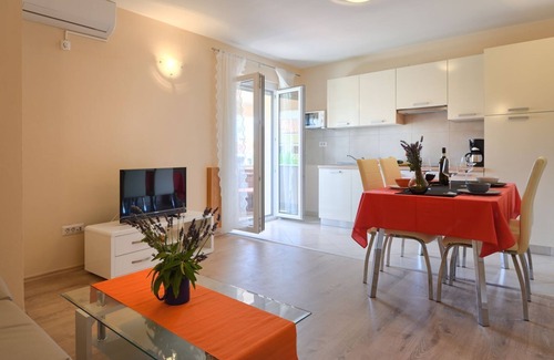 Mali Maj Apartamento | Vacation apartment with pool (60m2), 4 persons, garden, air-conditioned,barbecue