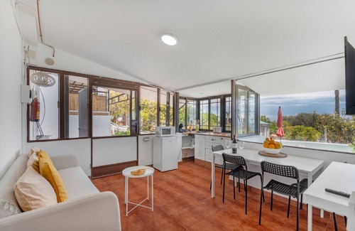 Armenime Apartamento | Vacaciones 'Beautiful Sea View and Pool Finca 3' con piscina compartida, terraza privada y Wi-Fi