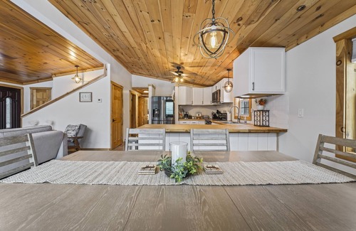 Lake Luzerne Casa | Vacation Cabin minutes from Lake George w/ Hot Tub