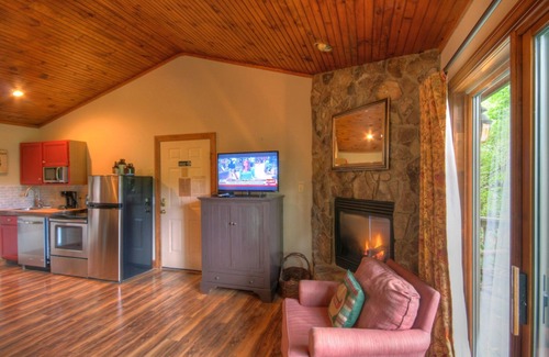 Boone Cabaña | 1BR, 1BA Cottage en Yonahlossee, Servicios del Club, Cerca de Appalachian Ski Mtn, Tweetsie Railroad