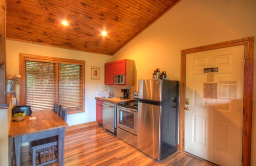 Boone Cabaña | 1BR, 1BA Cottage en Yonahlossee, Servicios del Club, Cerca de Appalachian Ski Mtn, Tweetsie Railroad