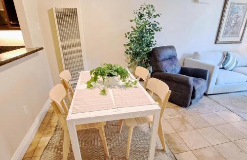 University City Apartamento | -Vacation First floor luxury condo La Jolla, Spa, Pool, Gym