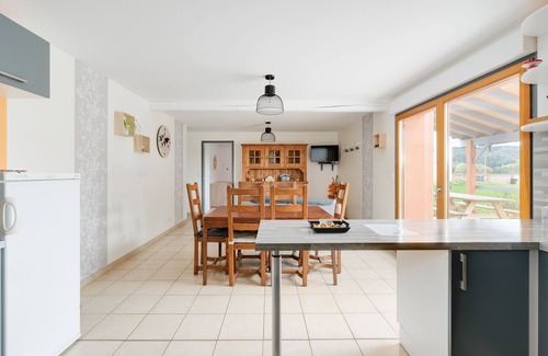 Lepanges-sur-Vologne Casa | Vacation Home "Le Repère Des Hirondelles" with Mountain View, Private Terrace & Wi-Fi
