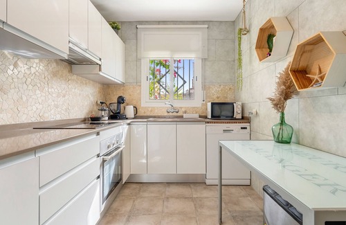 Comarruga Casa | Casa de vacaciones "Beach House Francas" con piscina privada, 2 terrazas privadas y Wi-Fi