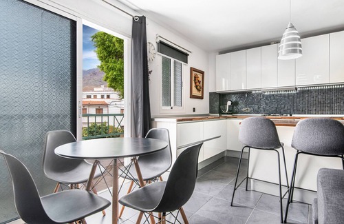 Agaete Casa | Casa Vacacional 'Bright' con Vista a la Montaña, Balcón y Wi-Fi