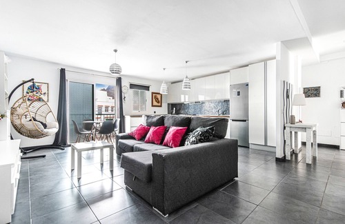 Agaete Casa | Casa Vacacional 'Bright' con Vista a la Montaña, Balcón y Wi-Fi