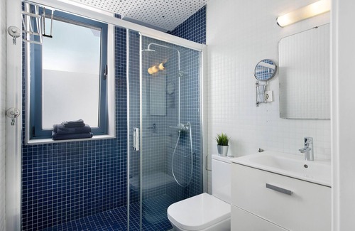 Arrieta Casa | Vacation Home "Casa Anclada Alta en Arrieta" with Shared Garden & Wi-Fi