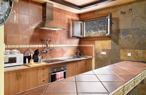 Yaiza Casa | Casa de vacaciones "Casa Barriguita" con vistas a la montaña, piscina privada y Wi-Fi