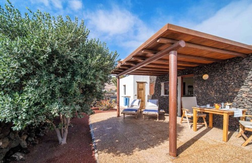 Haria Casa | Casa de vacaciones 'Casa Margarita 3' con vistas a la montaña, jardín privado y Wi-Fi