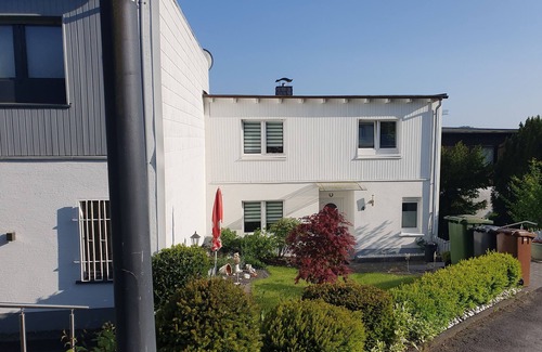 Langscheid Casa | Vacation home with panoramic view of the Sorpesee - lake is only 50 meters away