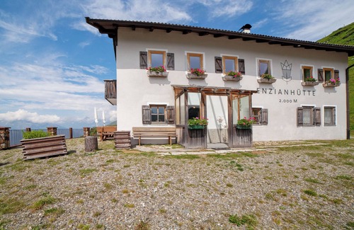San Leonardo in Passiria Casa | Casa de vacaciones "Enzianhuette" con vistas a la montaña, 3 balcones y terraza compartida